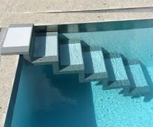 Reku Eleganz 60 lang Pooltreppe für Wandbefestigung, 5-stufig, Polyester, weiß/sand